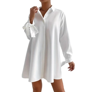 Detail der eleganten Schleifenmanschetten an einem weißen Langarm-Hemdkleid für Damen
