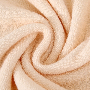 Vista macro dell'asciugamano in cotone color crema con spessa trama a spugna