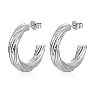 Vue détaillée de boucles d'oreilles créoles torsadées en acier inoxydable poli argenté