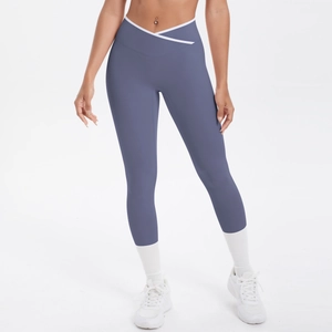 Détail du legging de yoga gris-bleu avec taille en V croisée et bordures blanches fines