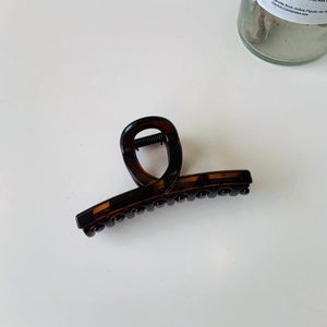 Vue détaillée de dessus d'une pince à cheveux écaille de tortue avec ressort noir