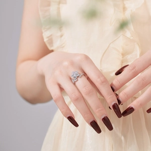 Elegante S925 zilveren bloemring met zirkonia aan de vinger van een model