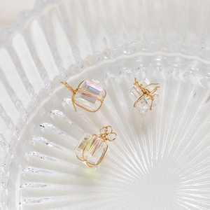 Vue détaillée des breloques en cristal aurore faites main avec fil d'or pour bijoux DIY