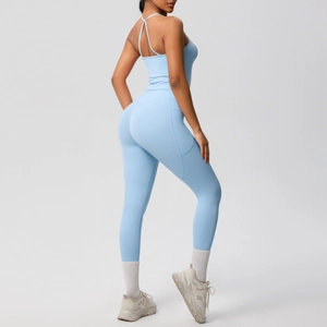 Détail d'une combinaison de yoga bleu clair avec bretelles croisées et poches latérales