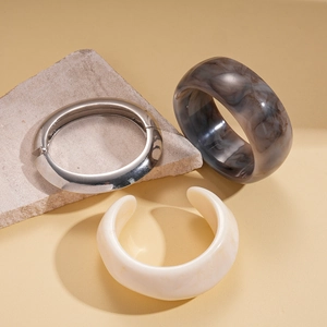 Retro resin marble and silver metal bangles set with irregular geometric round shapes