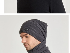 Détail de l'ensemble bonnet et tour de cou en tricot gris foncé avec écusson