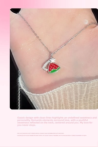 Gros plan du pendentif tranche de pastèque avec émail rouge et zircons micro-pave brillants