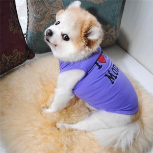 Detail of purple cotton pet vest featuring I LOVE MOM print on a small Pomeranian dog