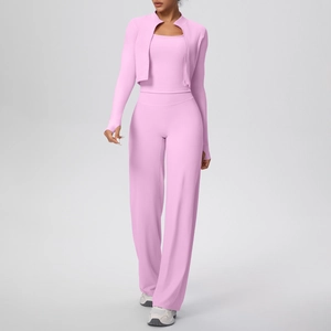 Détail de la manche d'une veste de sport rose avec passe-pouces pour le fitness