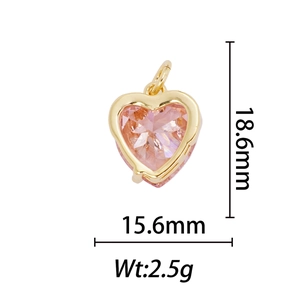 Détail du pendentif coeur rose à facettes avec cadre doré et dimensions 18,6 mm x 15,6 mm
