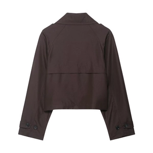 Detailansicht der Rückenpasse und Nähte dieser kurzen, dunkelbraunen Trenchcoat-Jacke