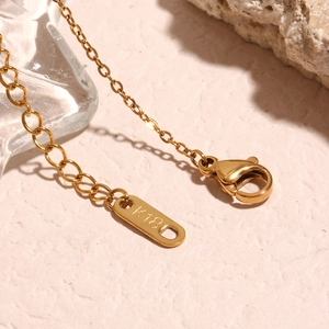 Detail of 18K gold lobster clasp and extension chain with K18 engraving on tag