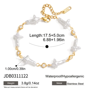 Dettaglio del bracciale in acciaio inossidabile 18K con perle e croci in zircone