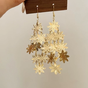 Boucles d'oreilles pendantes fleurs dorées à plusieurs niveaux avec pétales en cascade