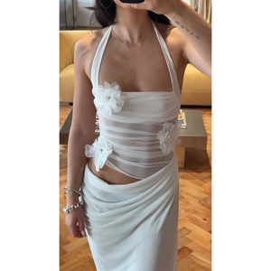 Détail du haut en résille blanche avec fleurs 3D et texture froncée élégante