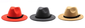 Dettaglio di cappelli fedora in lana rossa, grigia e cammello con cintura e nappe metalliche