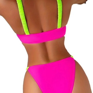 Tweeledige felroze bikini met neon groene ruches bandjes en hoog uitgesneden