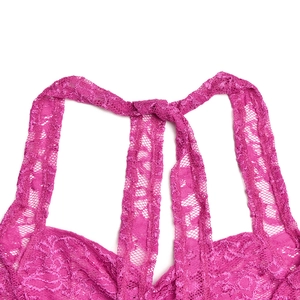 Détail du dos d'un haut en dentelle rose montrant la texture en maille et les bretelles