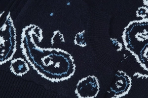 Makroaufnahme der Paisley-Strickstruktur und der gerippten Kante dieser blauen Strickjacke