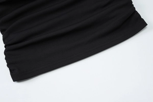 Vue macro détaillée du tissu en maille côtelée et des coutures sur un T-shirt noir d'été