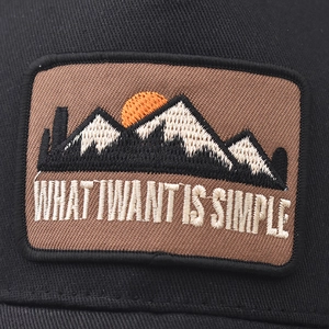 Berretto da baseball nero con ricamo dettagliato di montagne e patch con slogan