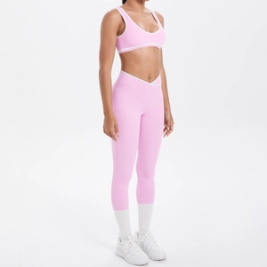 Detail des rosa Yoga-Sets mit V-förmiger High-Waist-Leggings und Sport-BH mit Kontrastrand