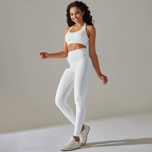 Gros plan sur un ensemble de yoga blanc sans couture avec brassière et legging taille haute