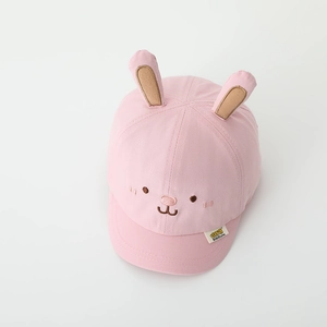 Detail der rosa Baby-Baseballkappe aus Baumwolle mit 3D-Hasenohren und Stickerei-Gesicht