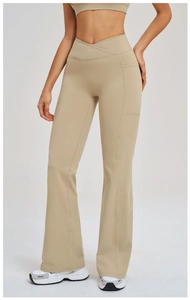 Détail du pantalon de yoga kaki avec taille croisée et poches latérales pratiques
