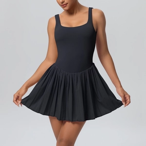Détail de l'ourlet plissé et du tissu mat haut de gamme sur la robe de tennis noire sport