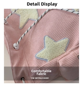 Dettaglio in velluto a coste rosa con stelle di peluche beige e chiusura a coulisse