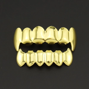 Détail du set de grillz hip hop plaqué or brillant sur un fond noir texturé