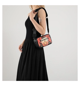Détail du sac bandoulière Halloween avec motifs festifs et large bandoulière réglable