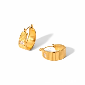 18K gold plated stainless steel ribbed C-hoop earrings with square zirconia stones