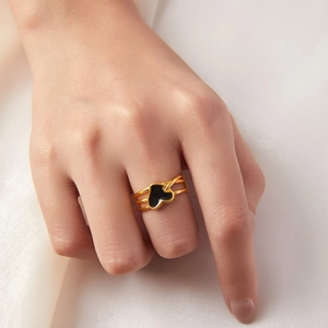 Bague en acier titane plaqué or à trois couches avec un cœur émaillé noir central
