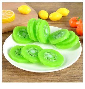 Vue macro de tranches de kiwi en PVC réalistes sur assiette blanche et bois