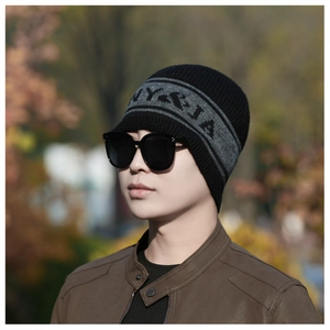 Détail du bonnet d'hiver en tricot avec texte NY & JA et petite visière de protection
