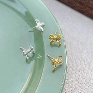 Elegant S925 sterling silver bow knot stud earrings in gold and silver finish