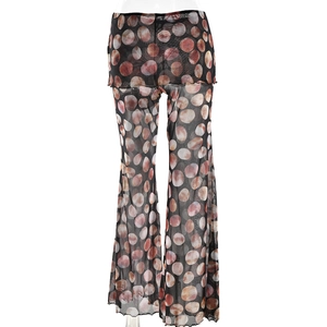 Detail der schwarzen Mesh-Schlaghose mit hoher Taille und buntem Muschelmuster-Druck