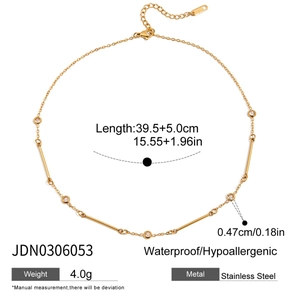 Détail du collier en acier inoxydable plaqué or 18K avec zircons scintillants