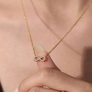 Collier infini minimaliste plaqué or 18 carats avec pavé de zircons étincelants