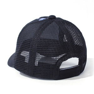 Vista posteriore di un cappellino in rete nero per bambini con design traspirante