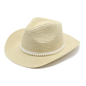 Chapeau de cowboy en paille beige avec bande de perles et large bord pour le soleil