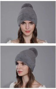 Détail du bonnet en tricot gris d'hiver avec bord en fausse fourrure et pompon doux