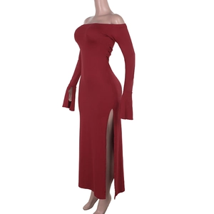 Détail d'une robe longue rouge à épaules dénudées, coupe ajustée avec fente haute et manches longues