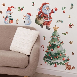 Stickers muraux de Noël avec Père Noël et bonhomme de neige dans un salon chaleureux
