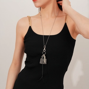Collier à billes argenté avec pendentif sac en strass noirs et pompons élégants