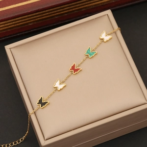 Bracelet doré en acier inoxydable avec pampilles papillons colorées et fermoir ajustable