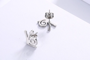 Nahaufnahme der Silberohrstecker mit 925-Stempel und abstraktem Schneckenmuster-Detail