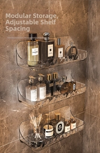Détail d'étagères de salle de bain en acrylique transparent sur mur en marbre avec flacons
